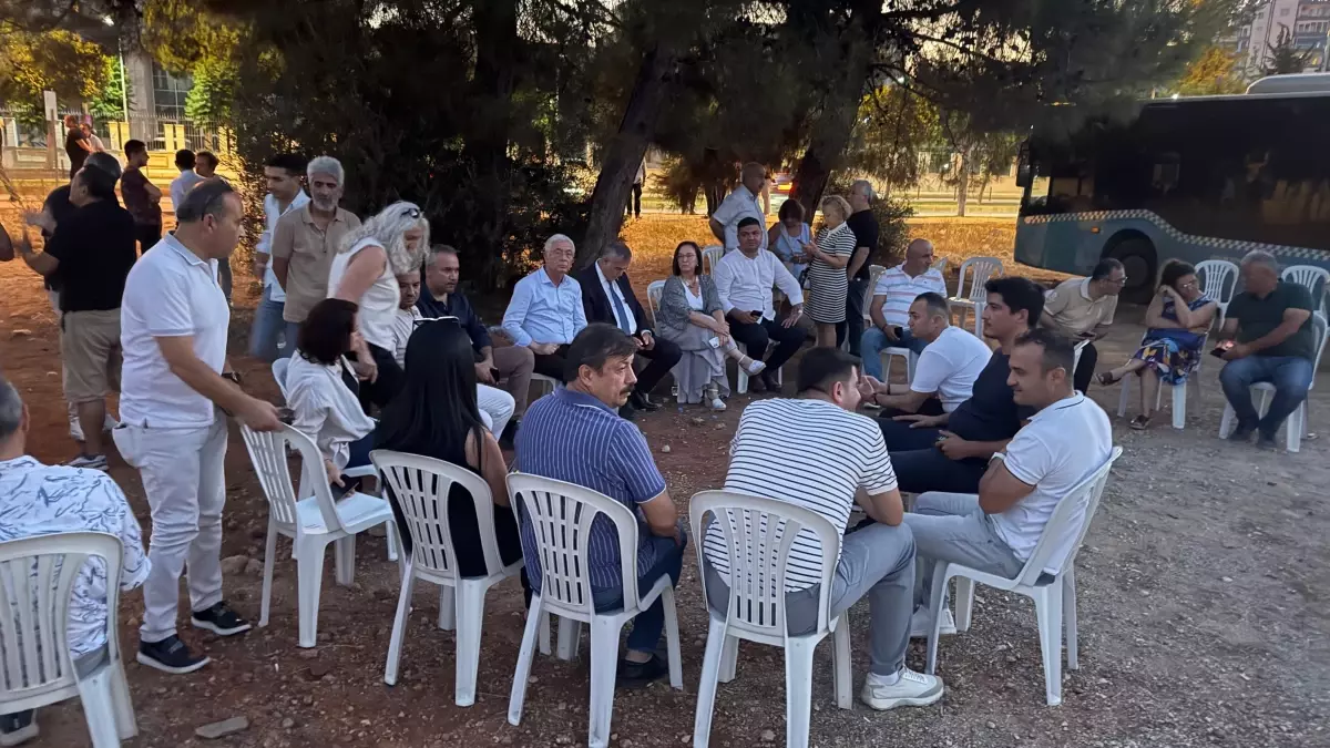 CHP'li İsimler Emniyet Müdürlüğü Önünde Toplandı