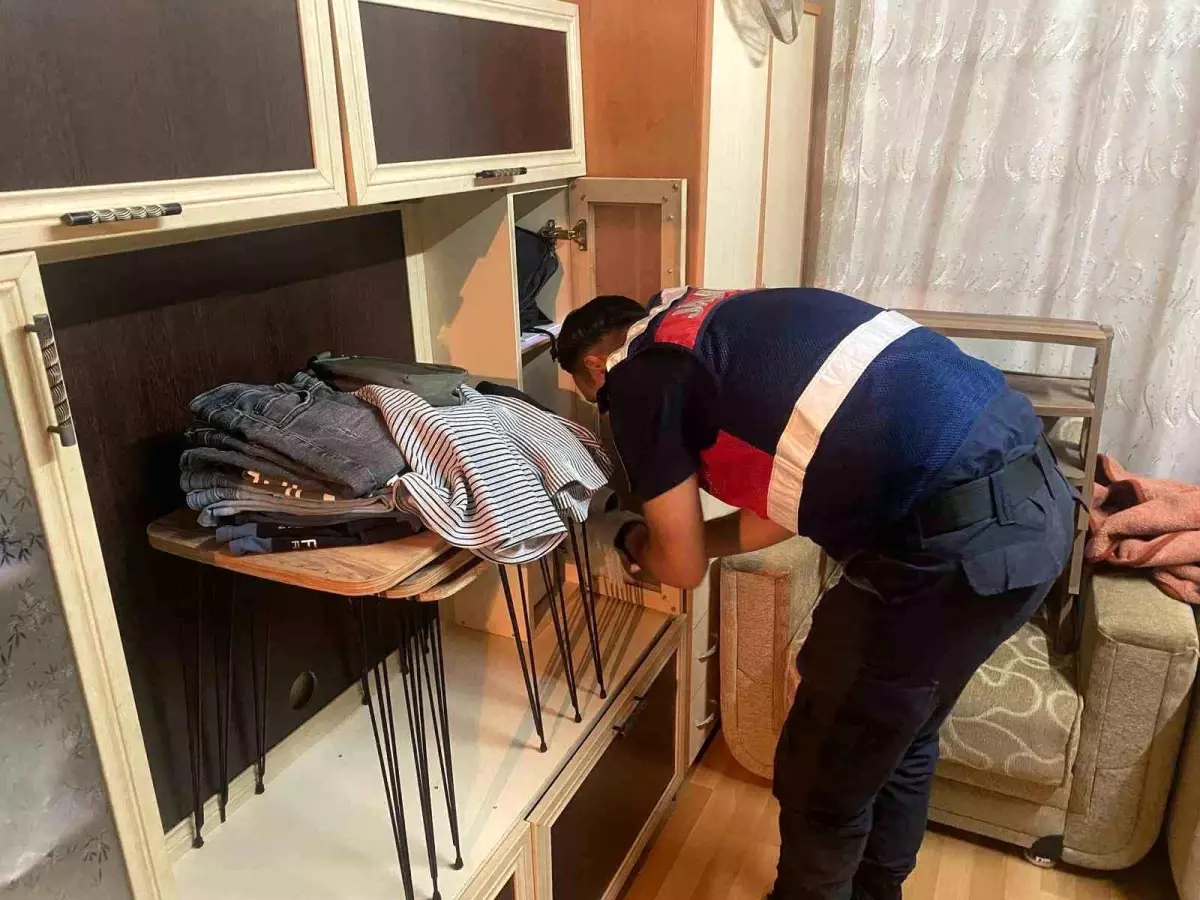 Manisa'da Jandarma Operasyonu: Ruhsatsız Silahlar Ele Geçirildi