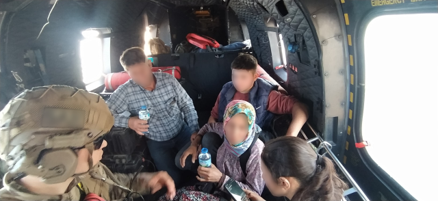 The Mehmetçik rescued the family trapped in the village engulfed by flames