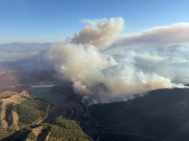 The Mehmetçik rescued the family trapped in the village engulfed by flames