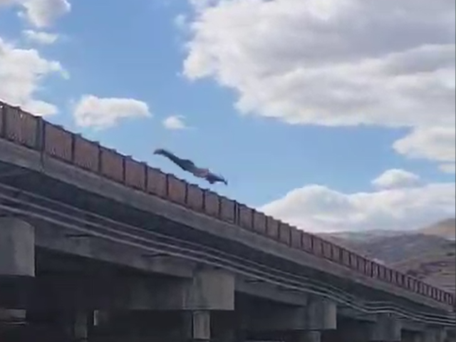 A challenge that led to death! He jumped from the bridge to spite his friends
