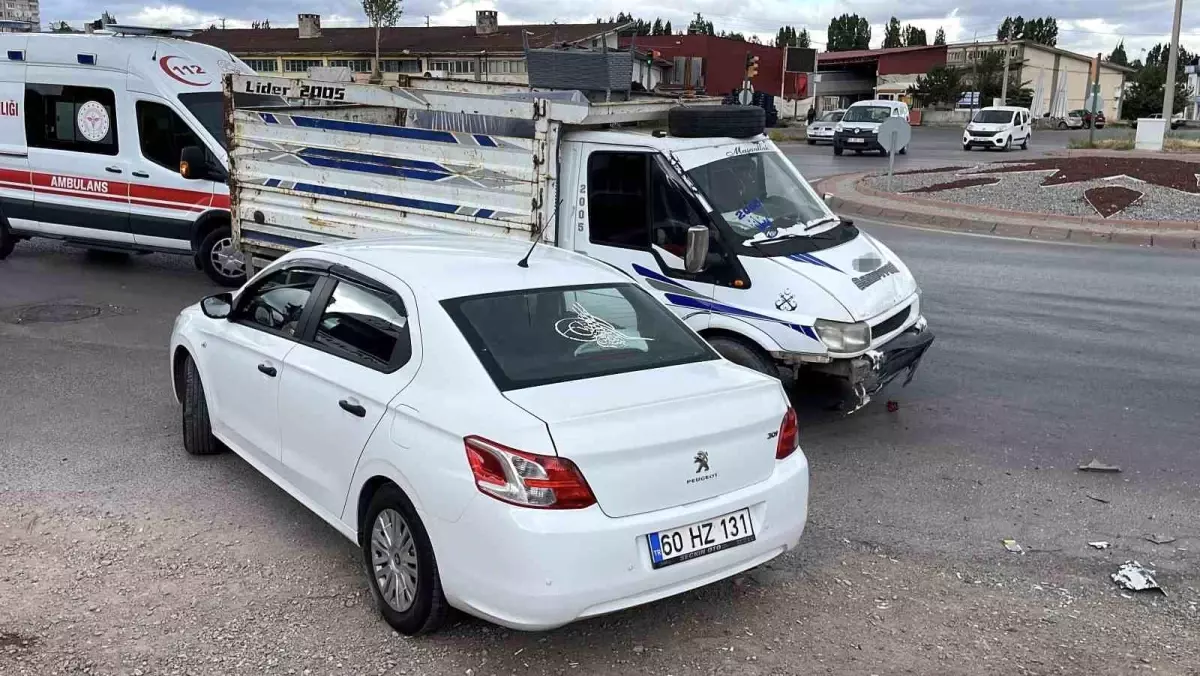 Sivas'ta Trafik Kazası: 3 Yaralı