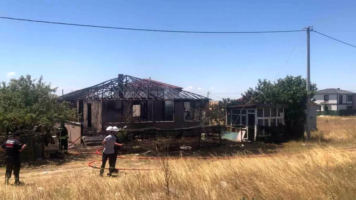 Kapaklı'da Tek Katlı Evde Yangın: Evin Kullanılamaz Hale Gelmesi