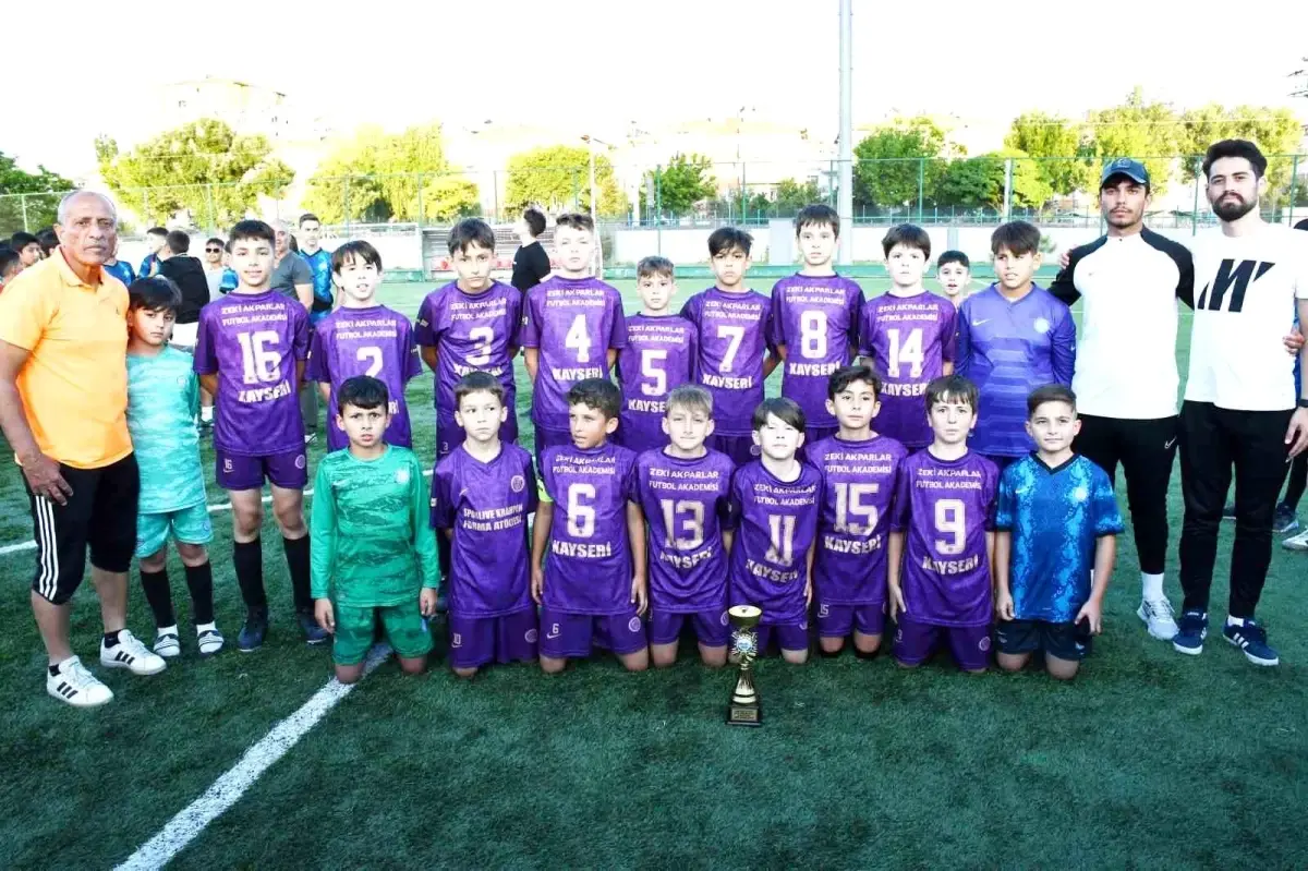 Zeki Akparlar FK, U11 Ligi Play-Off Finalinde Şampiyon Oldu