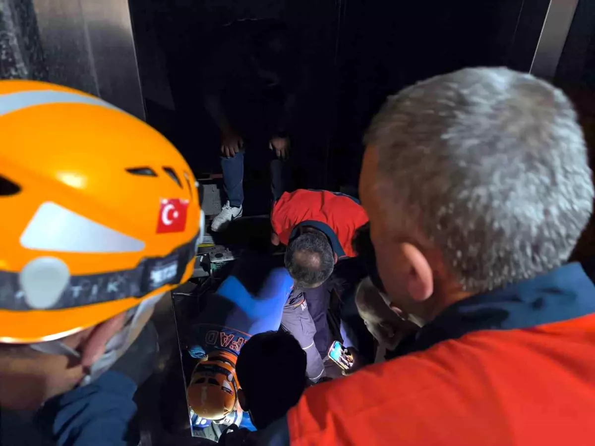 Tuşba'da Asansörde Mahsur Kalan 8 Kişi Kurtarıldı