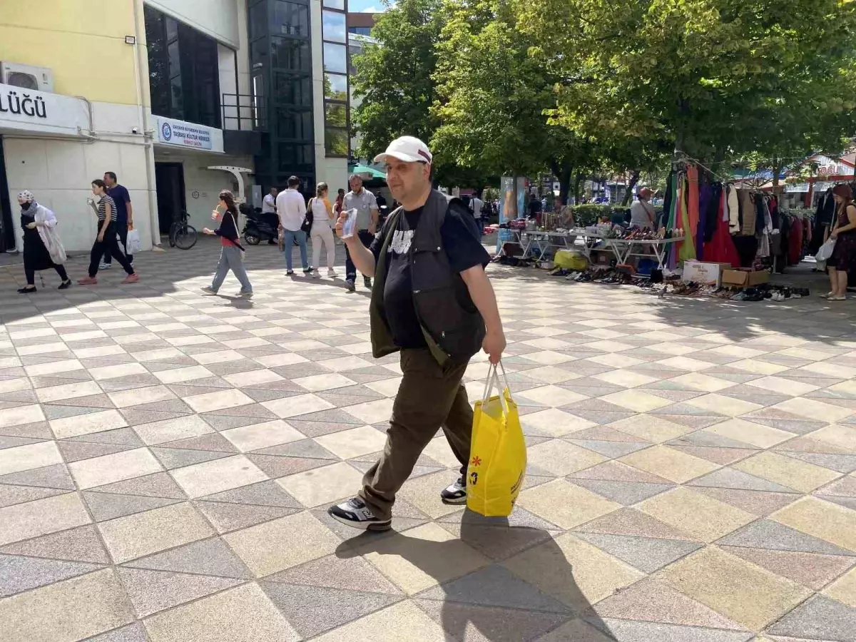 Eskişehir'de Kaset Satan Harun Koçak Tüm Dikkatleri Üzerine Çekiyor