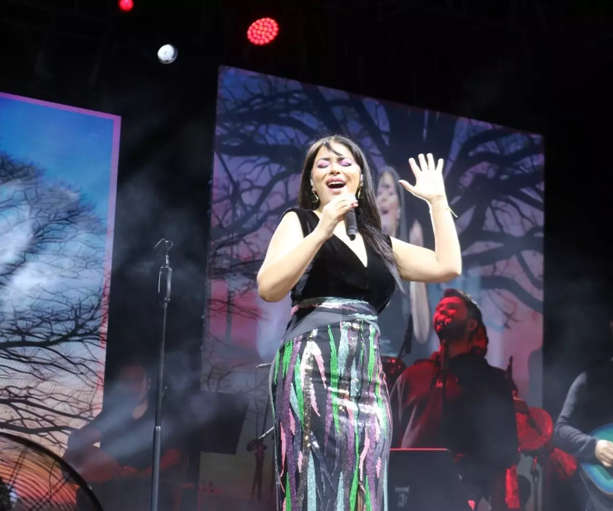 Zara, Volkan Konak'ı Anarak Duygu Dolu Bir Konser Verdi