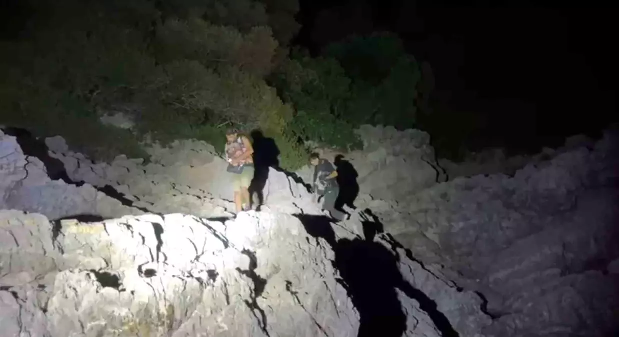 Marmaris'te Mahsur Kalan Düzensiz Göçmenler Kurtarıldı