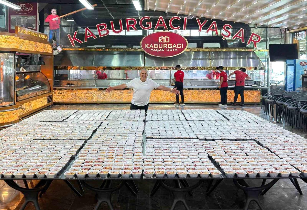 Adanalı Kebapçı'dan Muharrem Ayı'na Özel Aşure Dağıtımı