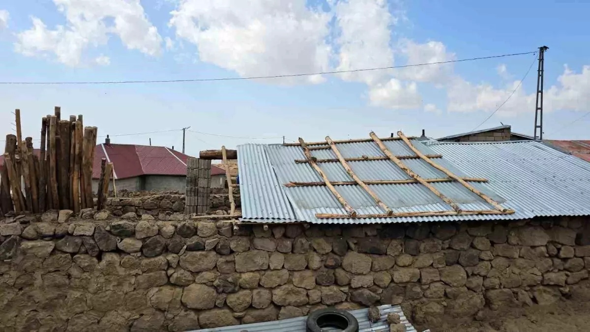 Adilcevaz'da Hortum Rüzgarı Çatıları Uçurdu