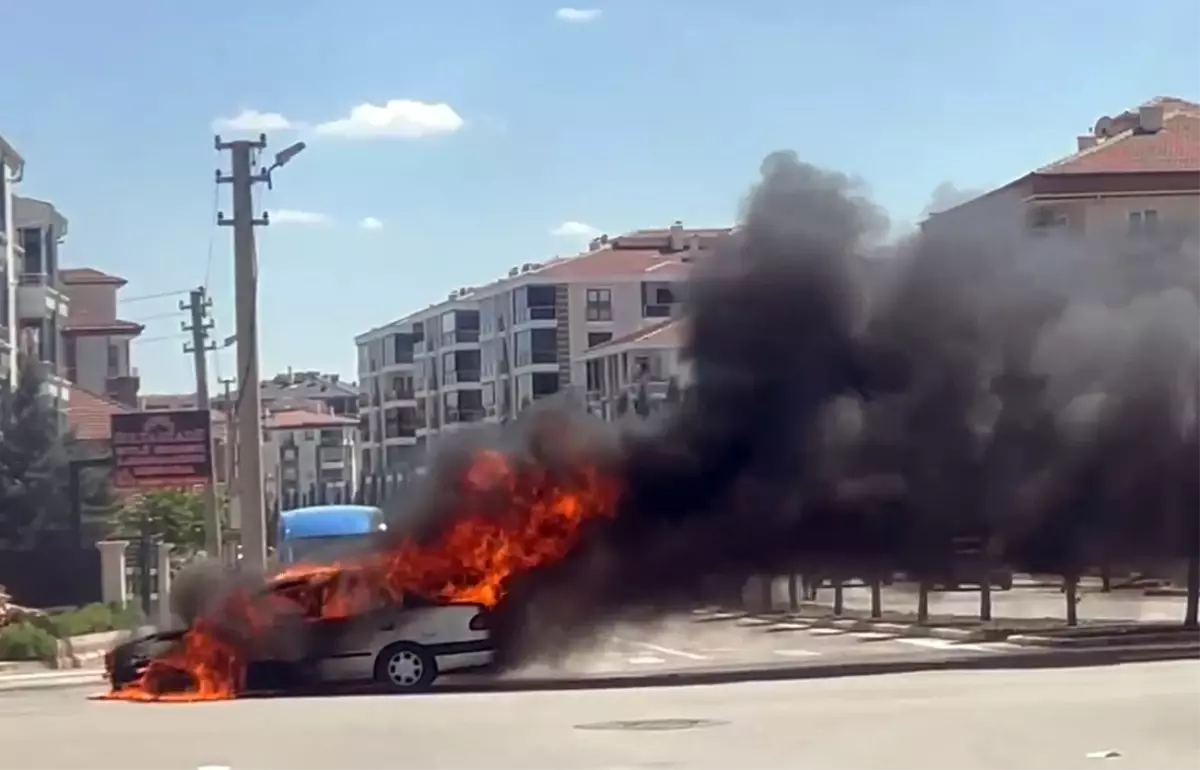 Aksaray'da Seyir Halindeki Otomobil Alev Aldı