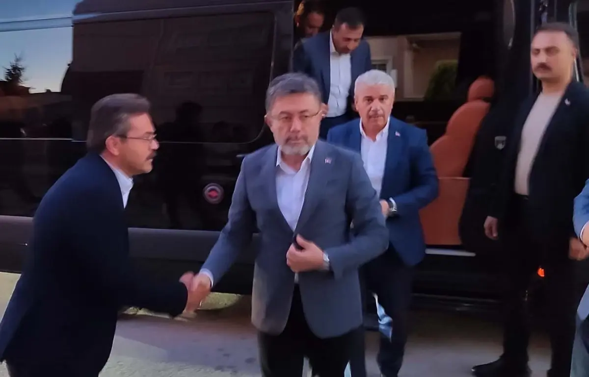 Tarım ve Orman Bakanı Yumaklı, Şehit Dozer Operatörü Demir'in Ailesini Ziyaret Etti