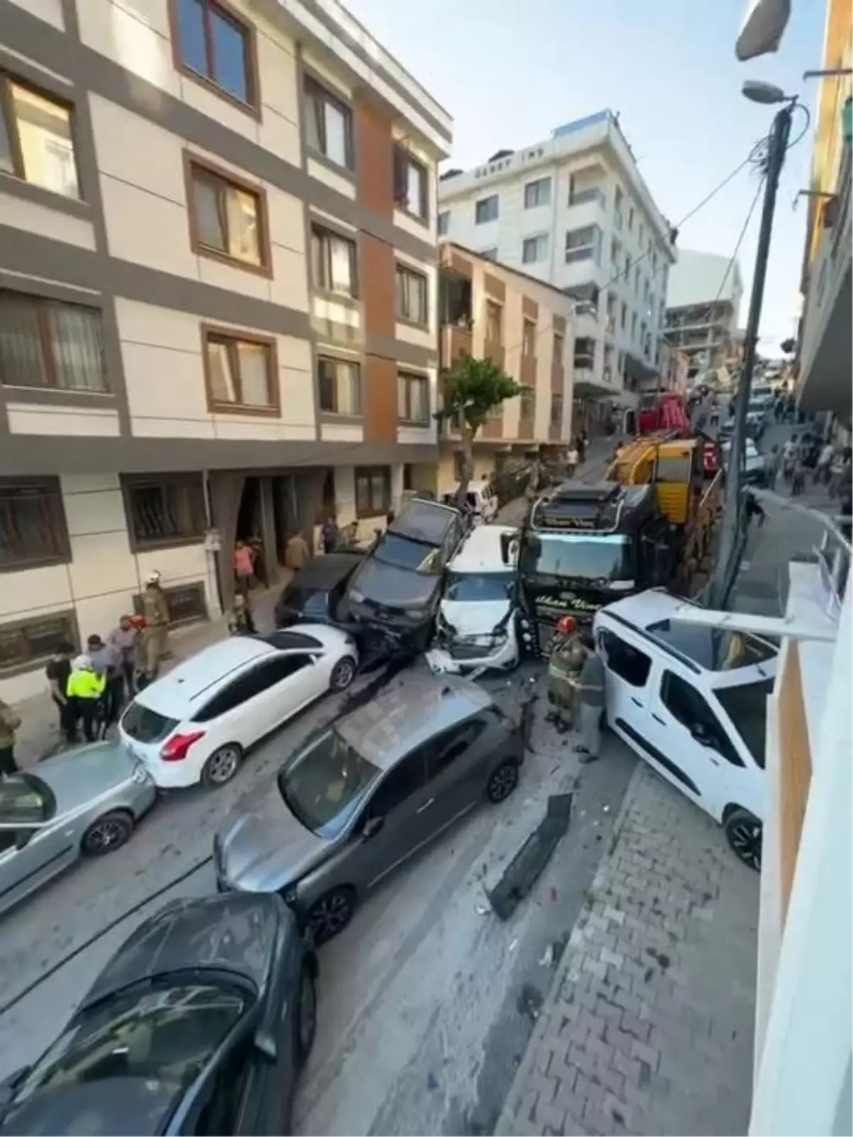Başakşehir'de Vinç Kazası: 18 Araç Hasar Gördü