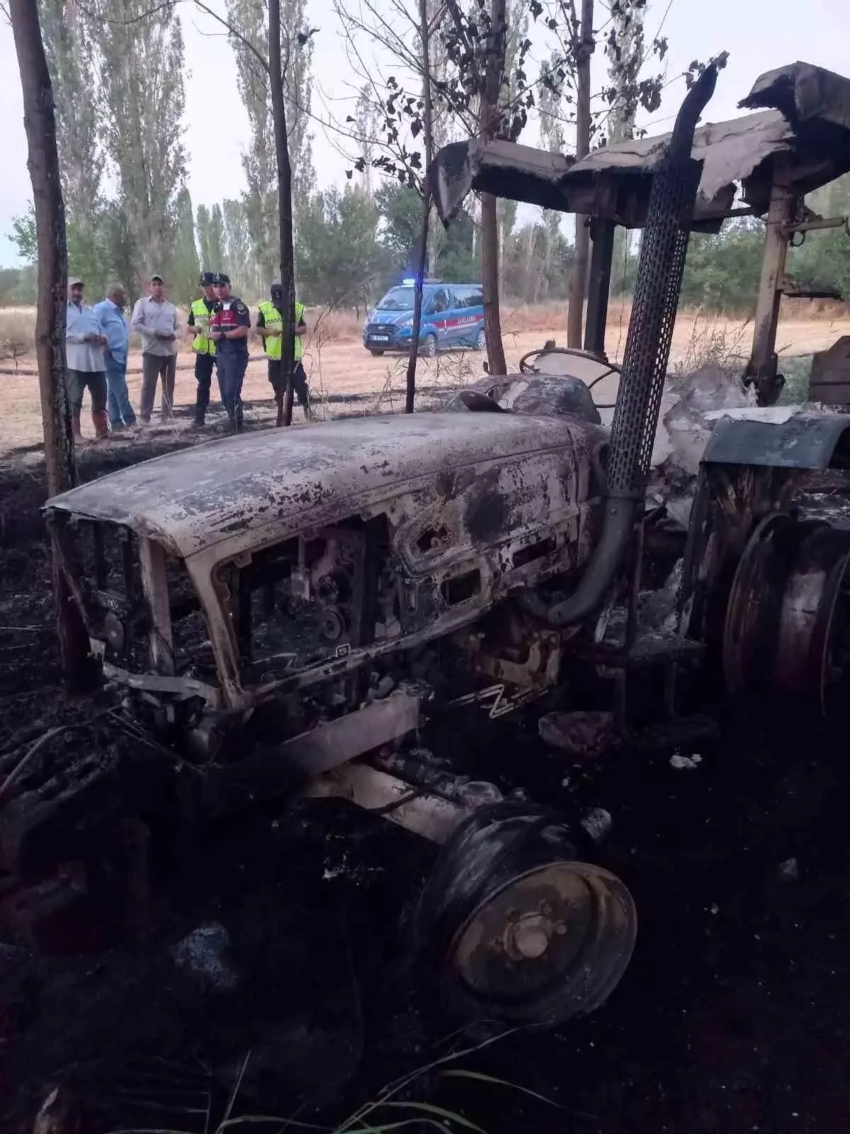 Burdur'da Traktör Yangını: 5 Dönüm Arazi Ve 10 Ağaç Yandı