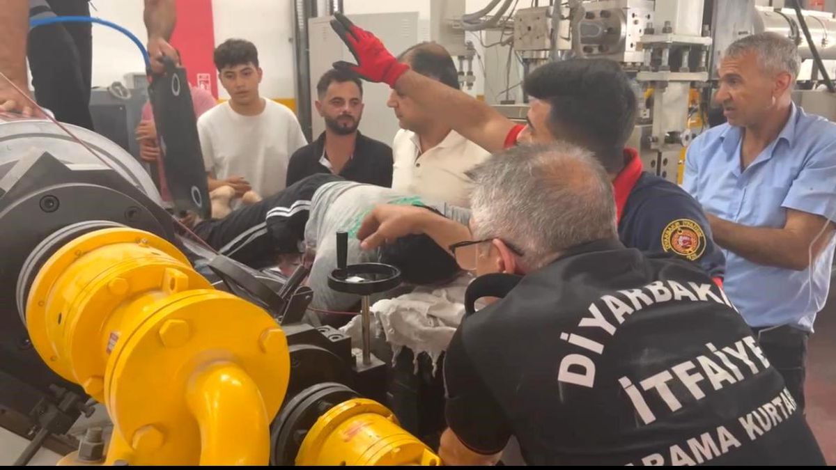 Diyarbakır'da İşçi Levha Kesme Makinesine Eli Sıkıştı