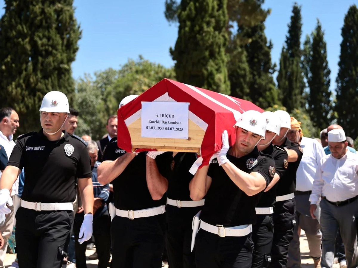 Denizli'de Emekli Emniyet Müdürü Ali Biçer Son Yolculuğuna Uğurlandı