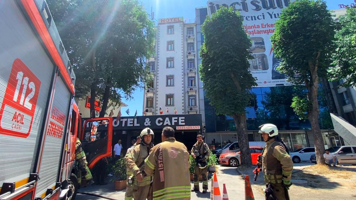 İstanbul'da 6 Katlı Otelde Yangın Çıktı