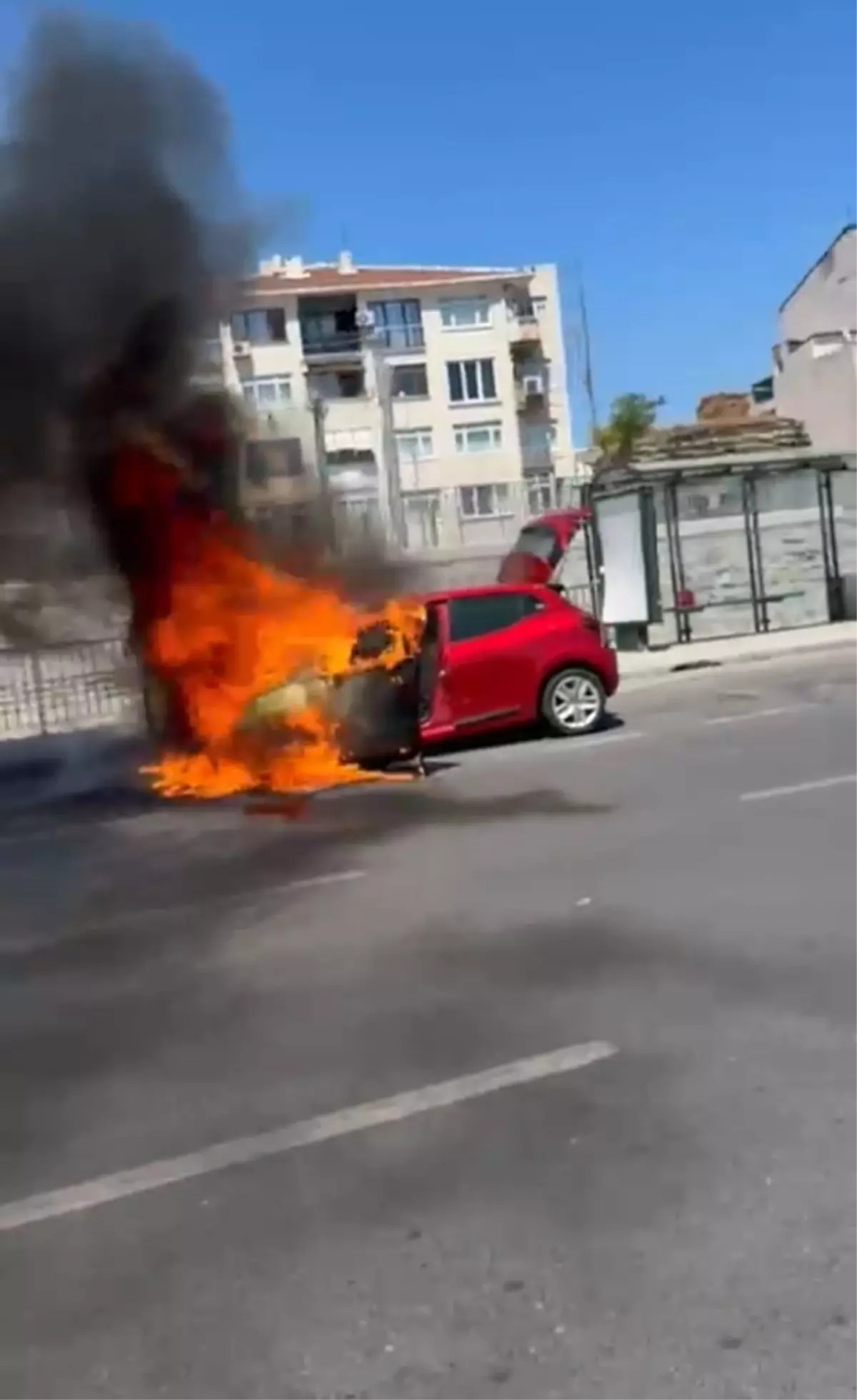 Fatih'te Seyir Halindeki Otomobilde Yangın Çıktı