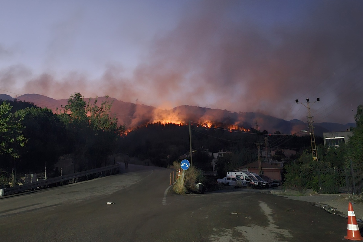 Hatay'da orman yangını 2'nci günde sürüyor