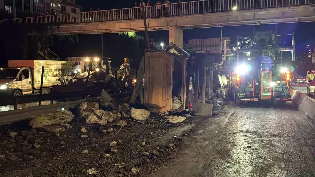 Kağıthane'de Hafriyat Kamyonu Devrildi: Sürücü Yaralandı