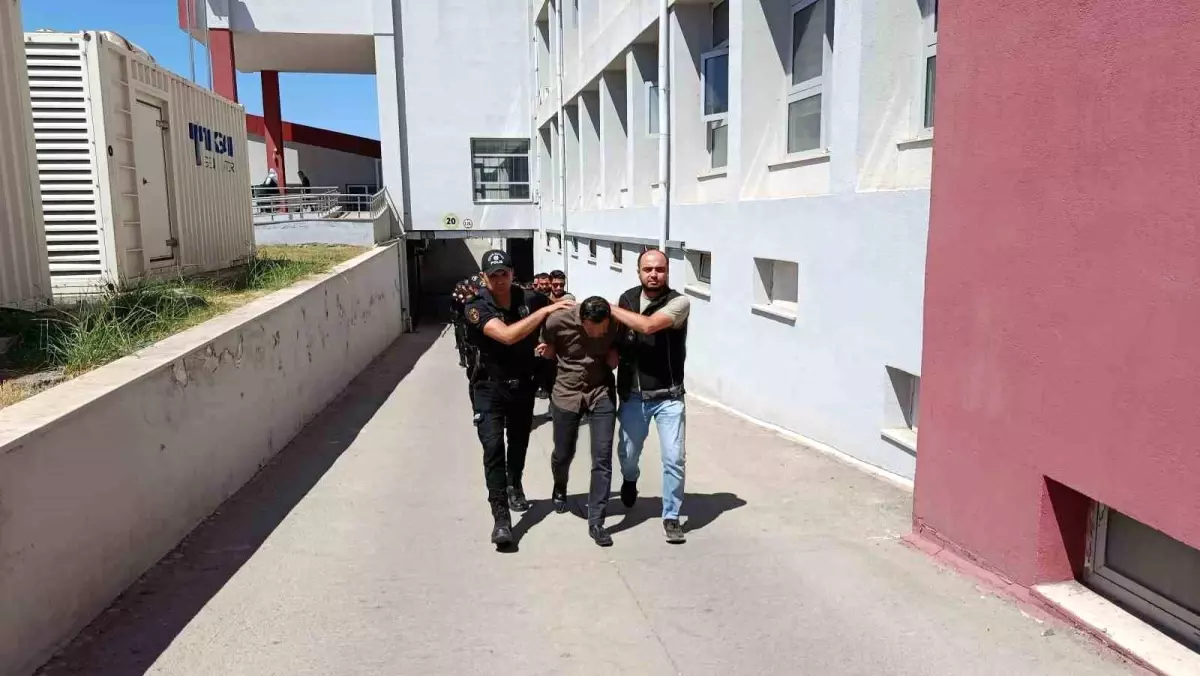 Adana'da Uyuşturucu Şebekesi Çökertildi