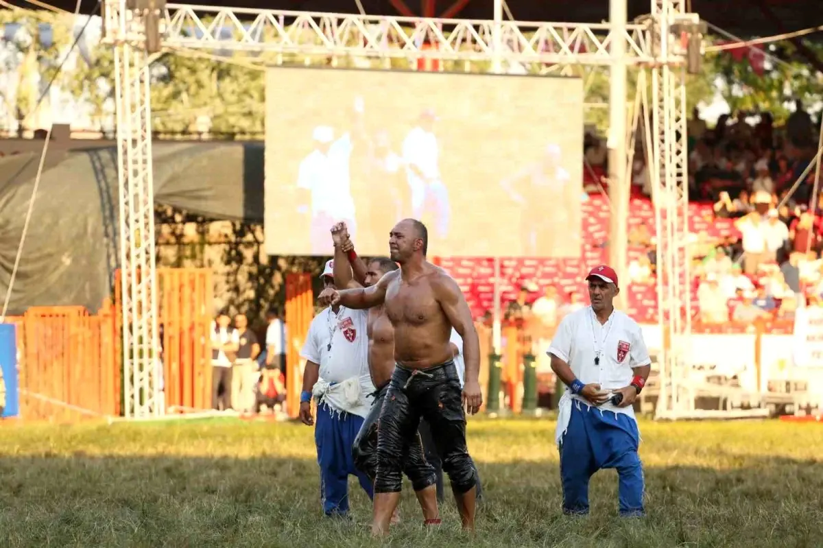 Kırkpınar Yağlı Güreşleri'nde Çeyrek Finale Yükselen Başpehlivanlar Belli Oldu