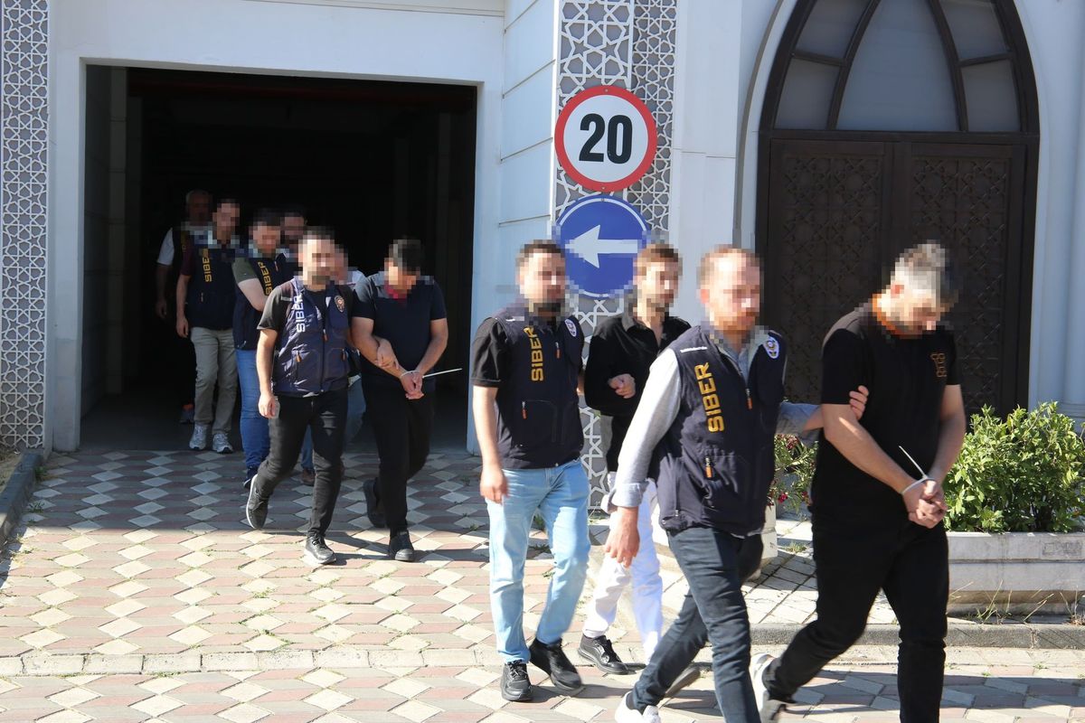 Kocaeli'de Sahte Uygulama ile 1.6 Milyon TL Dolandıran 32 Kişi Yakalandı