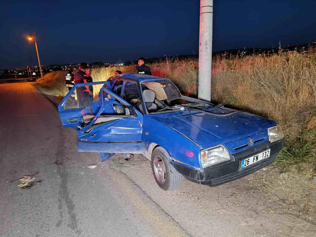 Eskişehir'de Yüksek Hızla Giden Otomobil Direğe Çarptı: 4 Yaralı