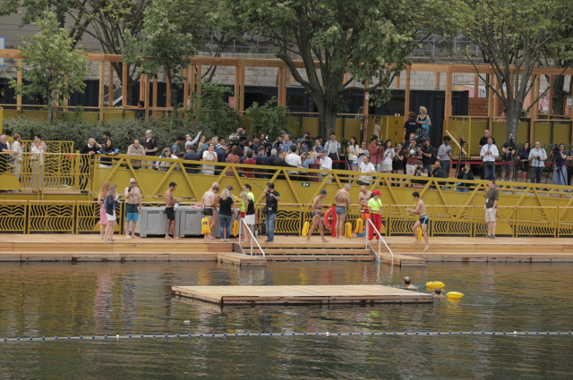 The 102-year ban has been lifted in Paris, the Seine River is open to the public