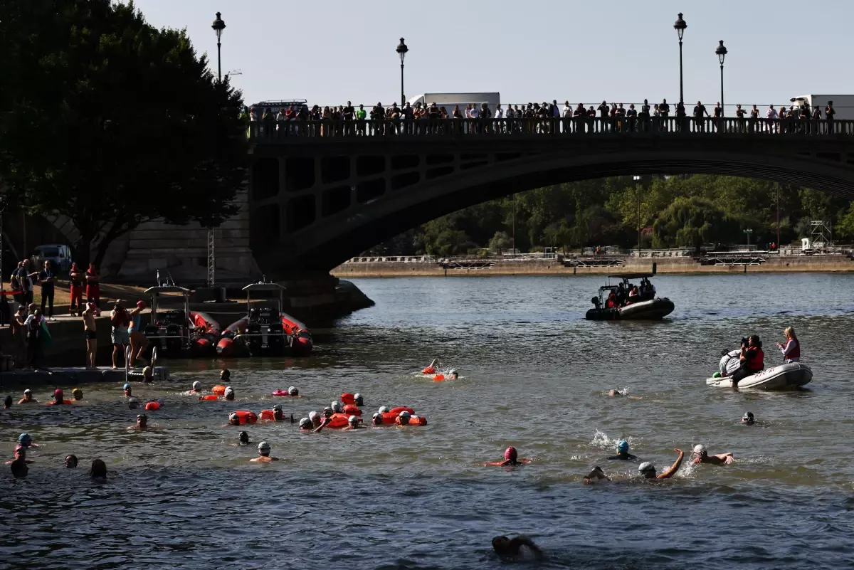 Seine Nehri 100 Yıl Sonra Yeniden Yüzmeye Açıldı