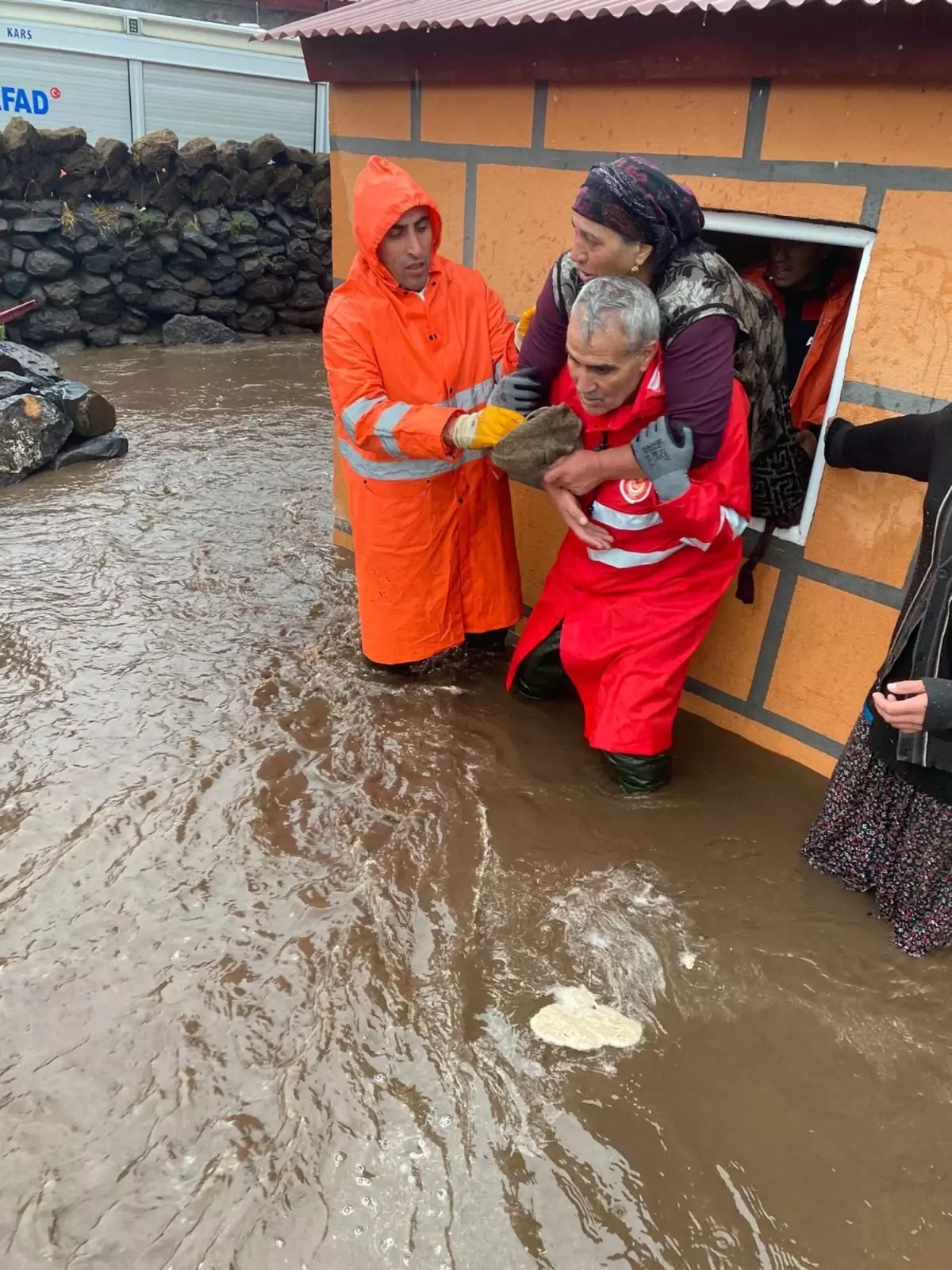 Kars'ta Sağanak Yağış Evleri Yıktı, Bir Kadın Kurtarıldı