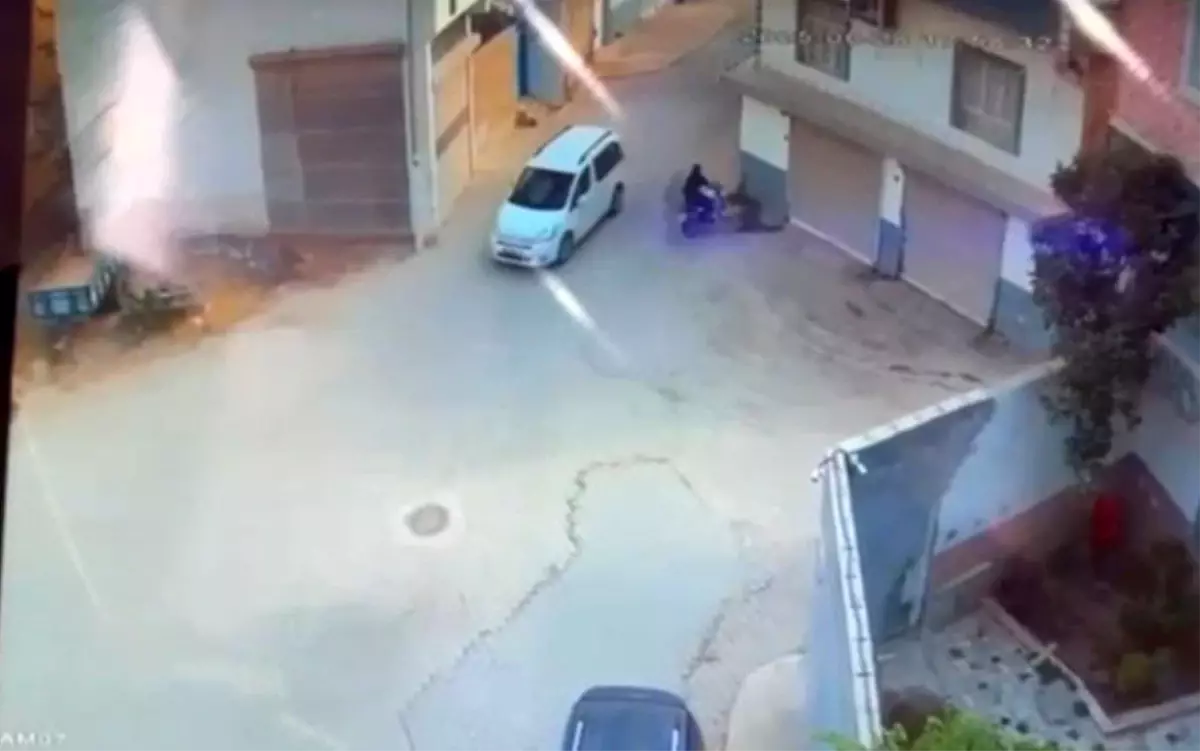 Şanlıurfa'da Motosikletli Kadın Sürücü Duvara Çarparak Ağır Yaralandı