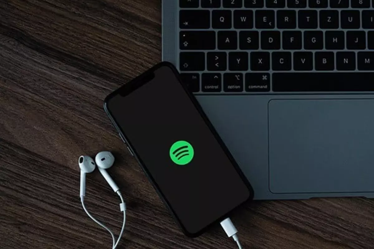 Spotify uygulamalarıyla tepki çekiyor: Peygamberimize hakaret eden başlıklarla listeler var