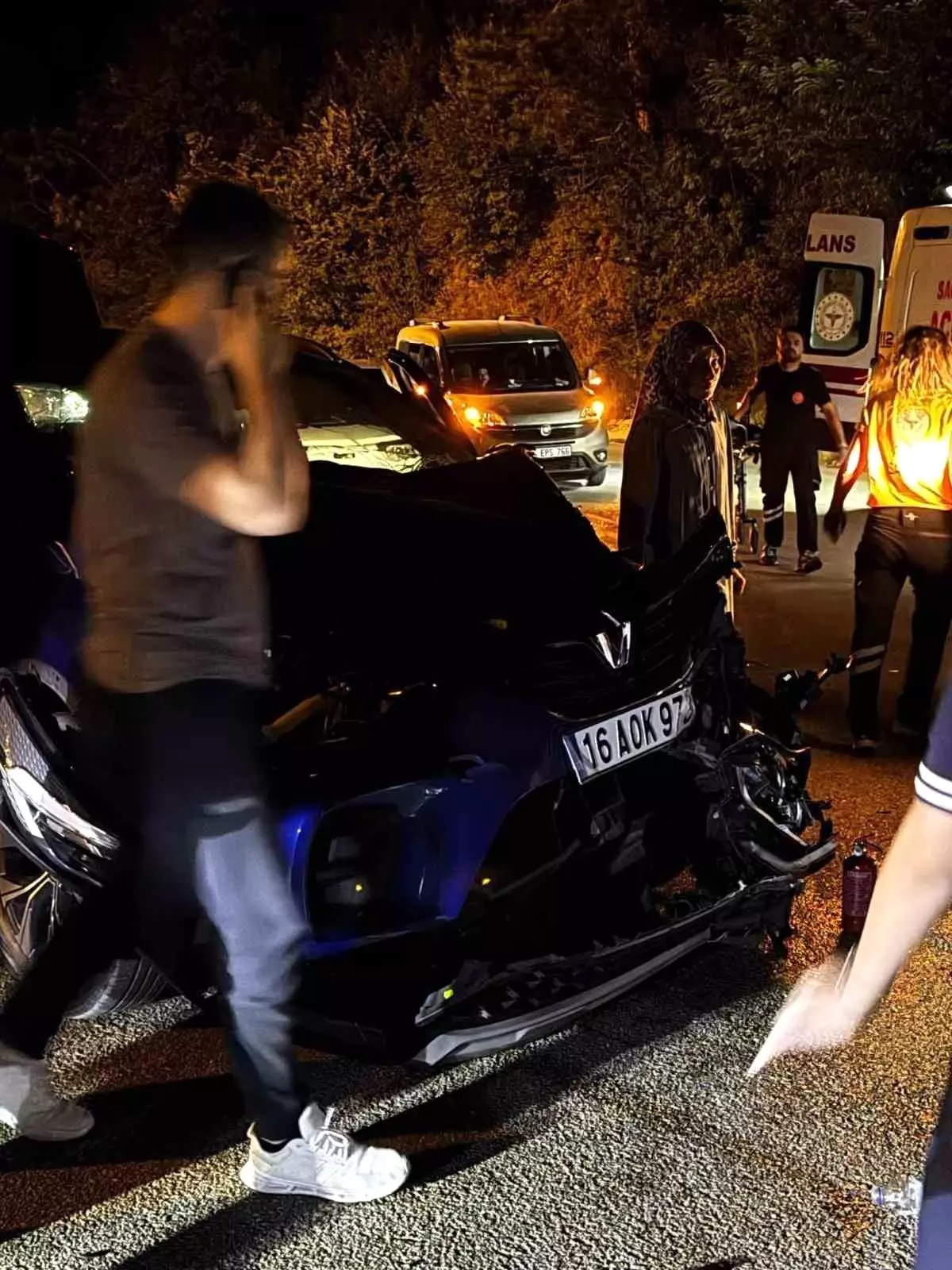 Uludağ Yolunda Kaza: Ters Yönde Giden Otomobil Kamyonetle Çarpıştı