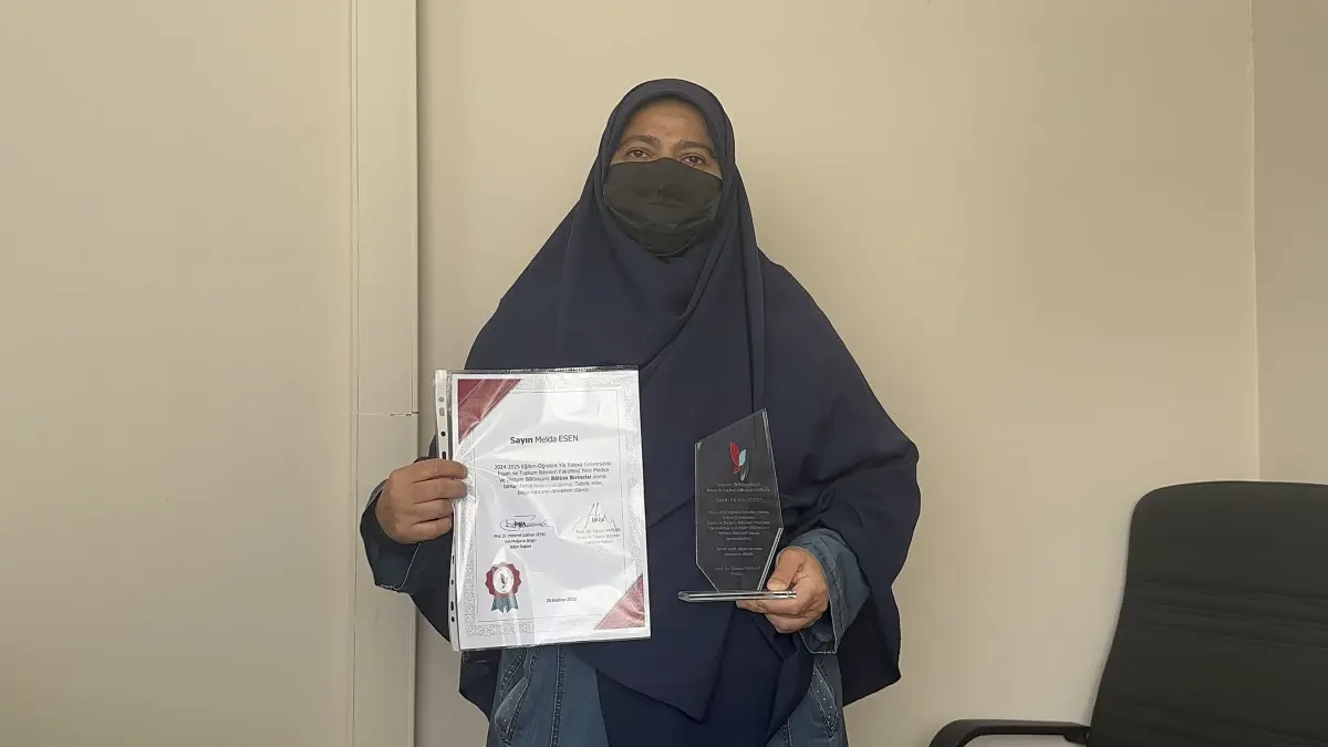 Başörtüsü Yasağına Rağmen 13 Üniversite Bitiren Kadın, İlerlemeye Devam Ediyor
