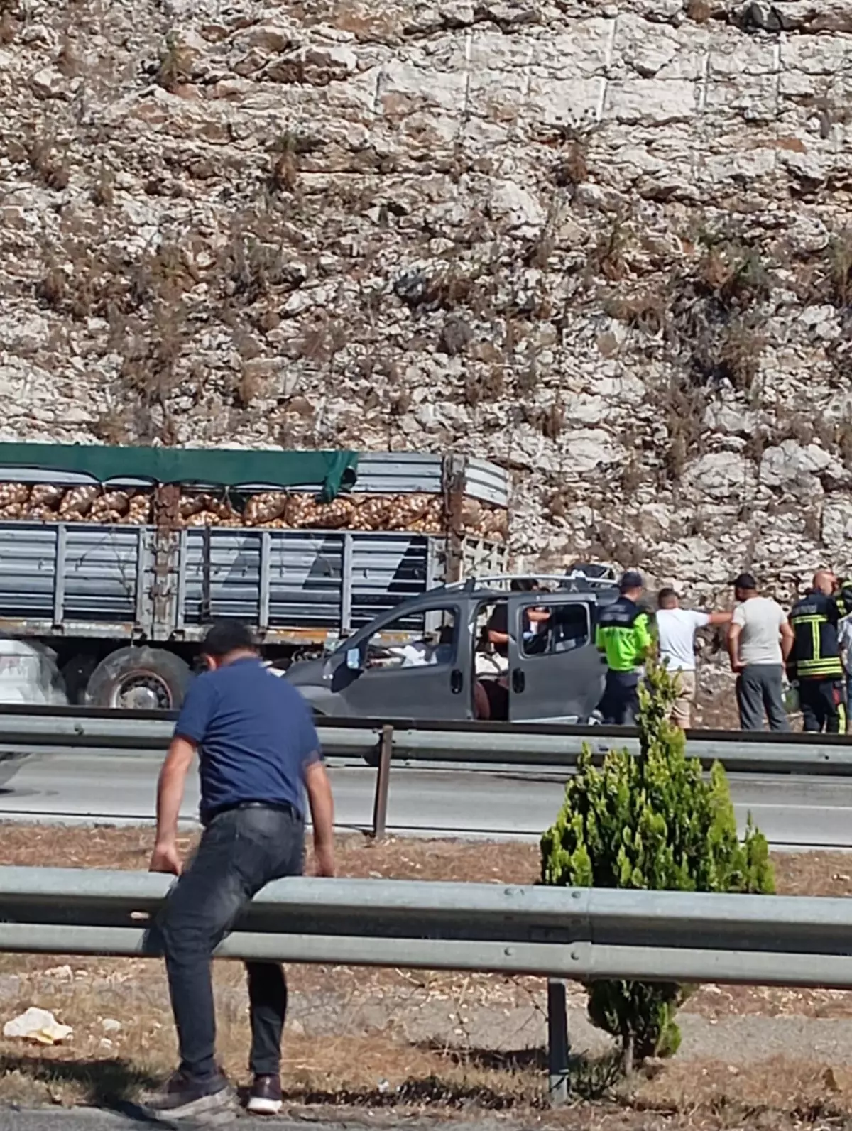 Adana'da TIR'a Çarpan Hafif Ticari Araçta 5 Kişi Hayatını Kaybetti