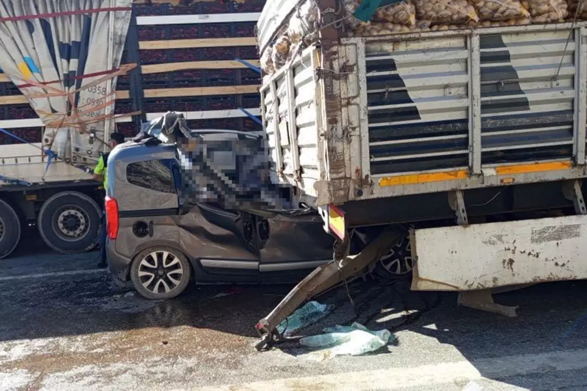 Adana'da TIR'a arkadan çarpan hafif ticari araçtaki 5 kişi hayatını kaybetti
