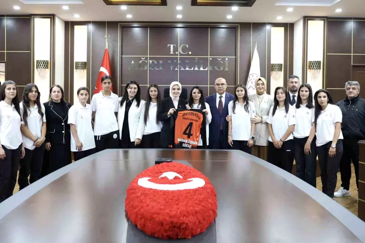 Aile ve Sosyal Hizmetler Bakanı Göktaş, Kadın Futbol Takımı ile Bir Araya Geldi