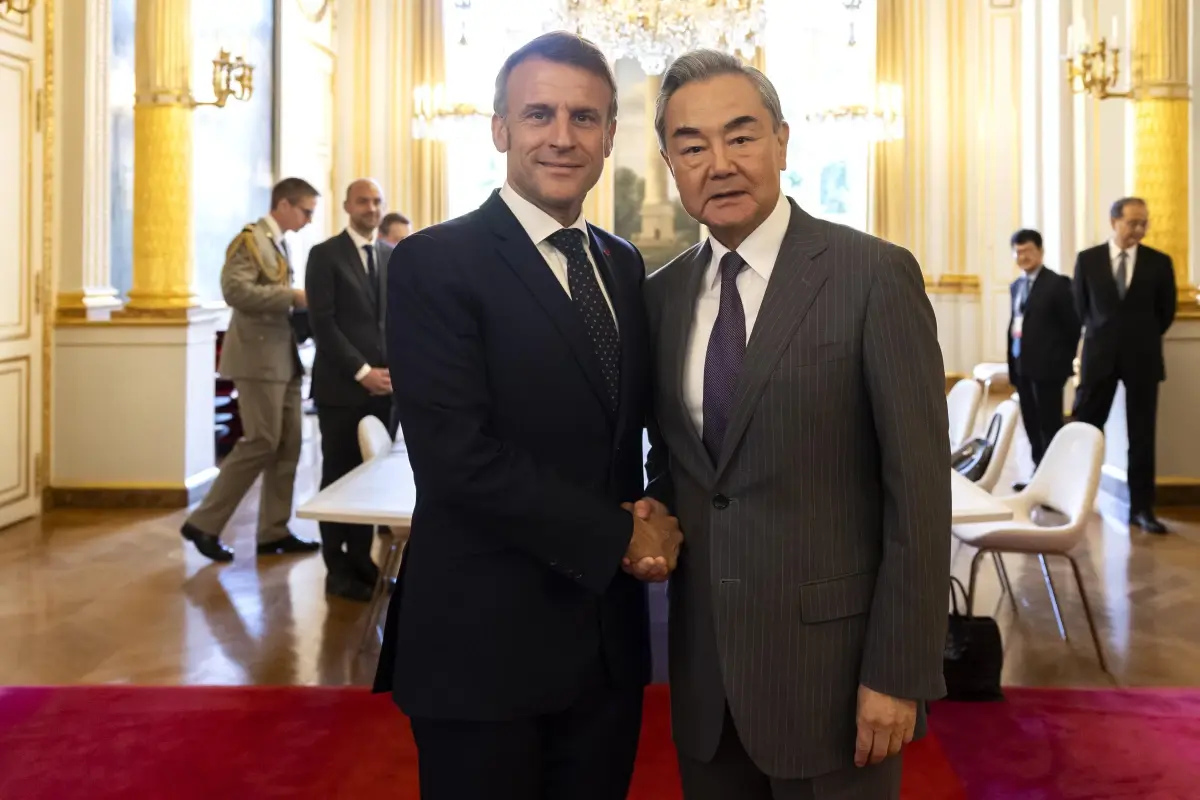 Çin Dışişleri Bakanı Wang Yi, Fransa'da Zirve Gerçekleştirdi
