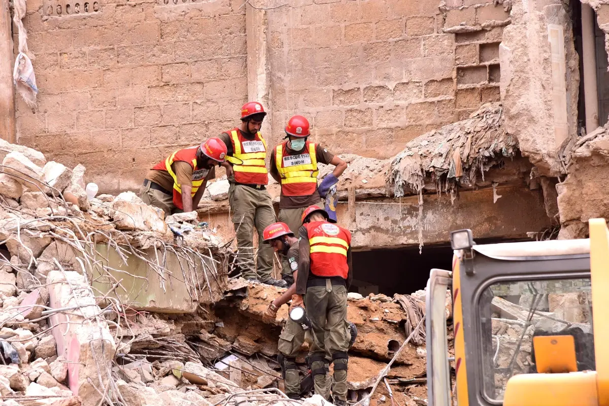 Karaçi'de Bina Çöktü: Can Kayıpları 17'ye Yükseldi