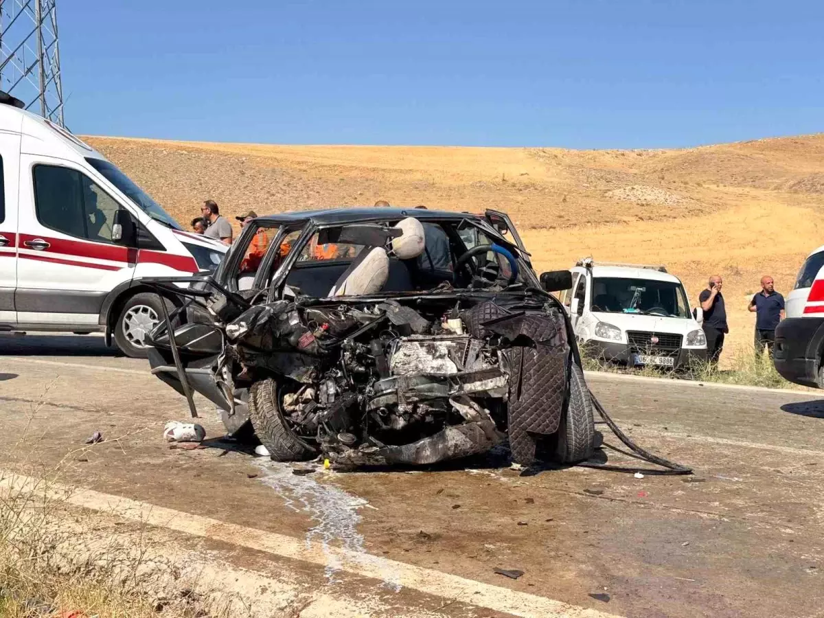 Ankara'da Kafa Kafaya Çarpışan Araçlar, 1 Ölü 4 Yaralı