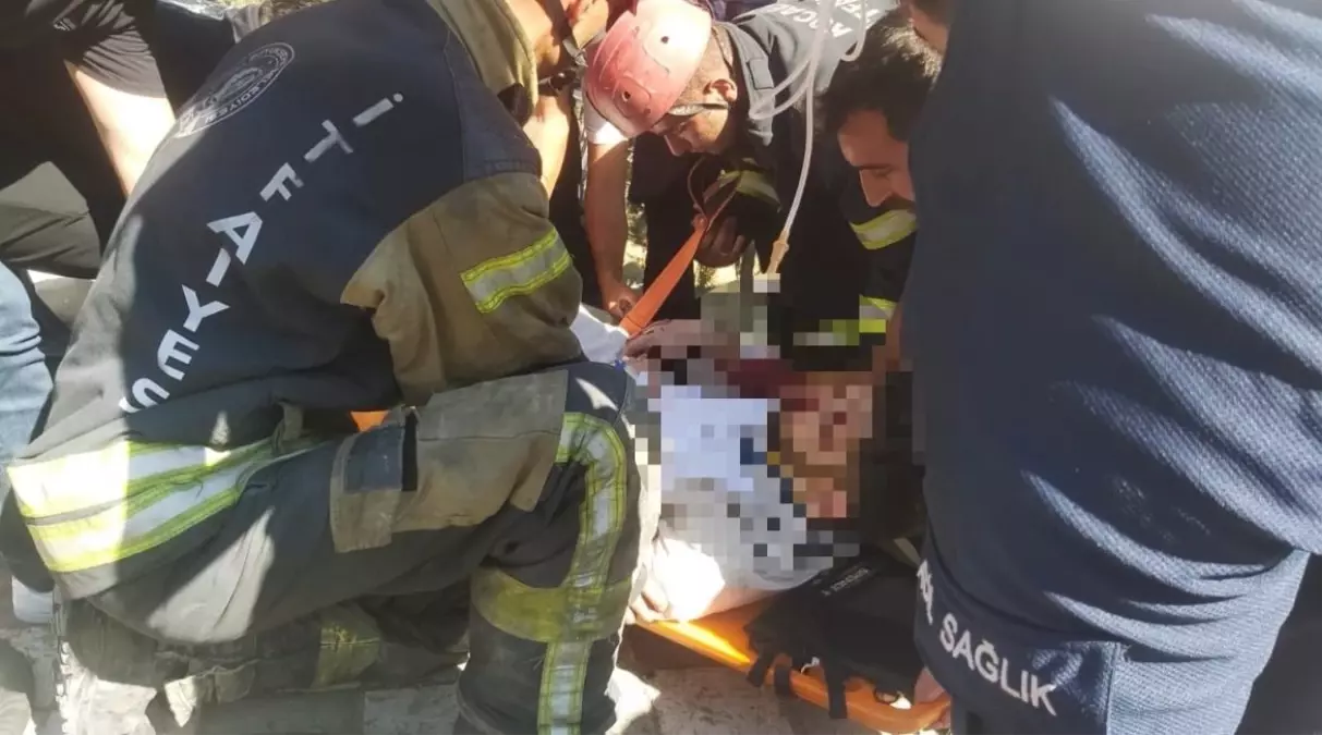 Kocaeli'de Otomobil Aydınlatma Direğine Çarptı, Sürücü Yaralandı