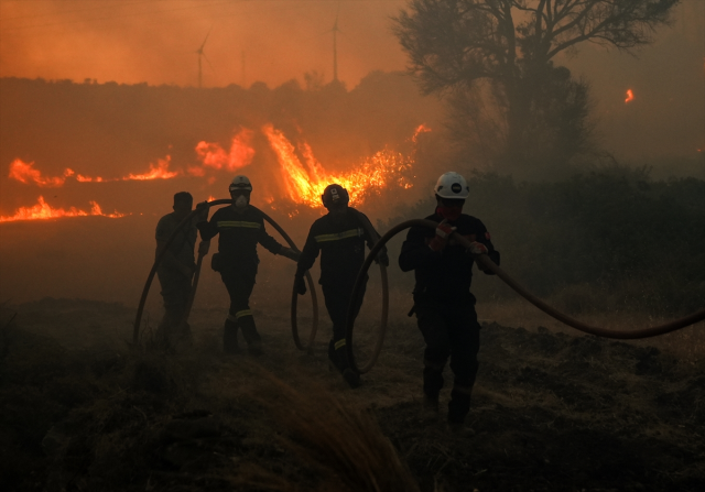 Minister Yerlikaya in the fire zone: 228 houses severely damaged