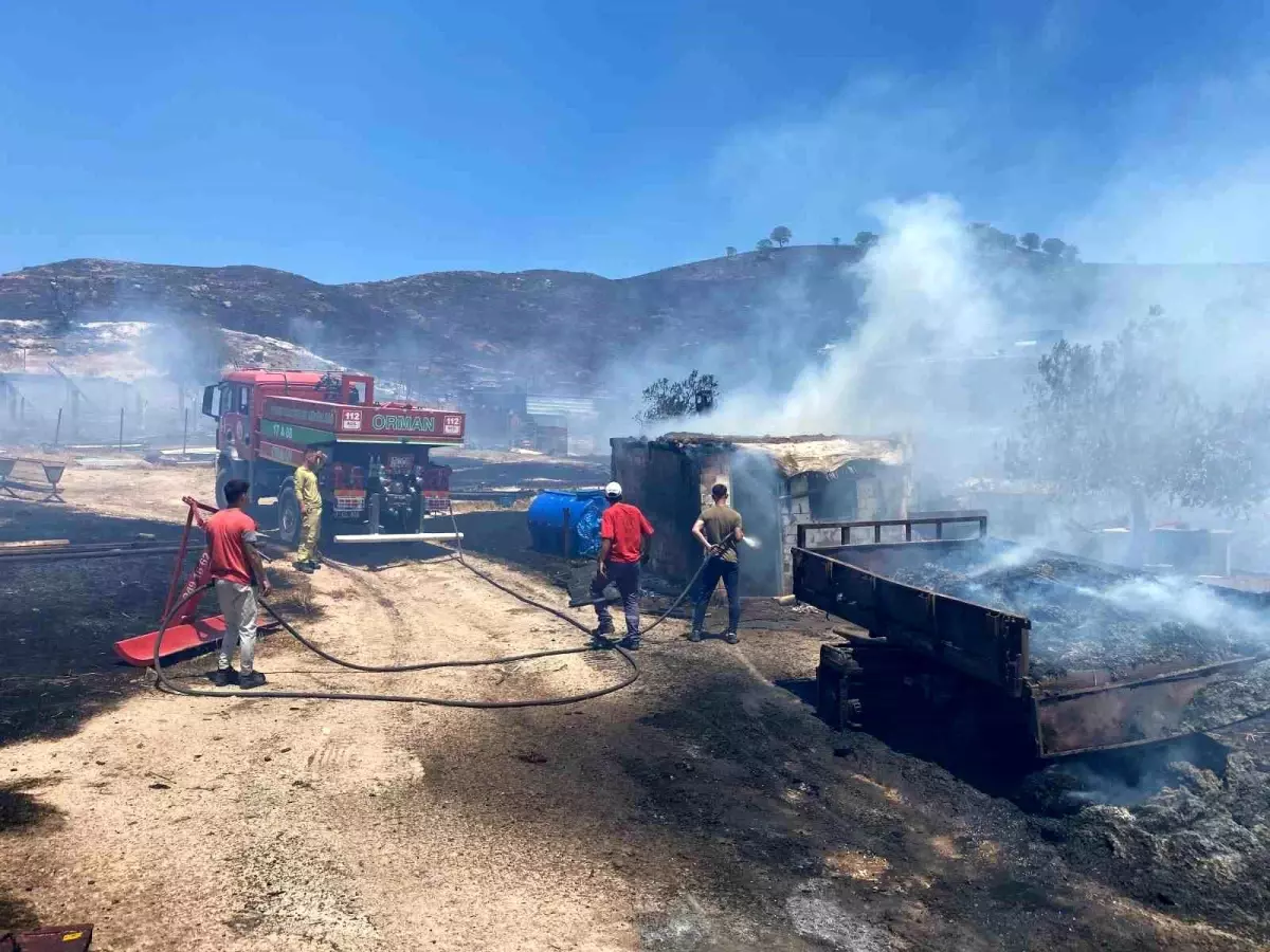 Çanakkale'de Yangın: 3 Ahır ve 2 Traktör Römorku Yanmıştır