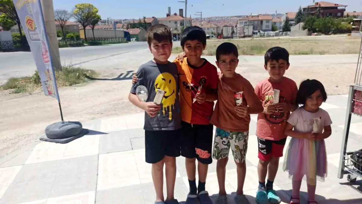 Eskişehir'de Çocuklar Çevre Temizliği Yaptı, Esnaf Dondurma İkram Etti