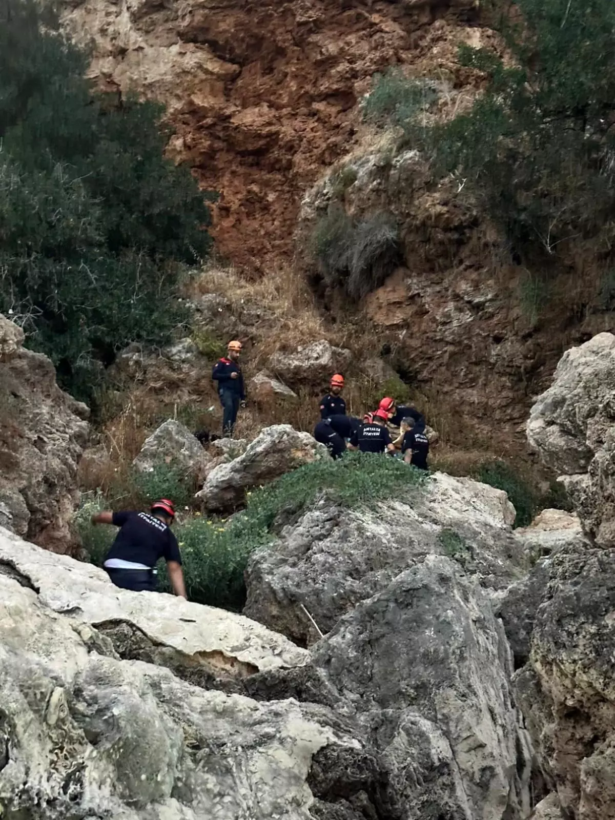 Antalya'da Kayalıklardan Düşen Yabancı Uyruklu Genç Hayatını Kaybetti