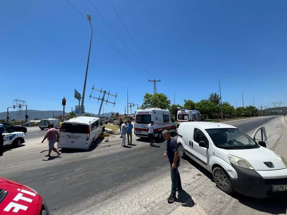 Fethiye'de Minibüs ve Hafif Ticari Araç Çarpıştı: 12 Yaralı
