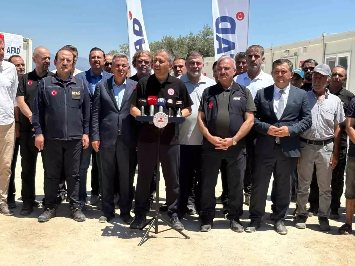 İçişleri Bakanı Yerlikaya, İzmir'de yanan köyleri ziyaret etti