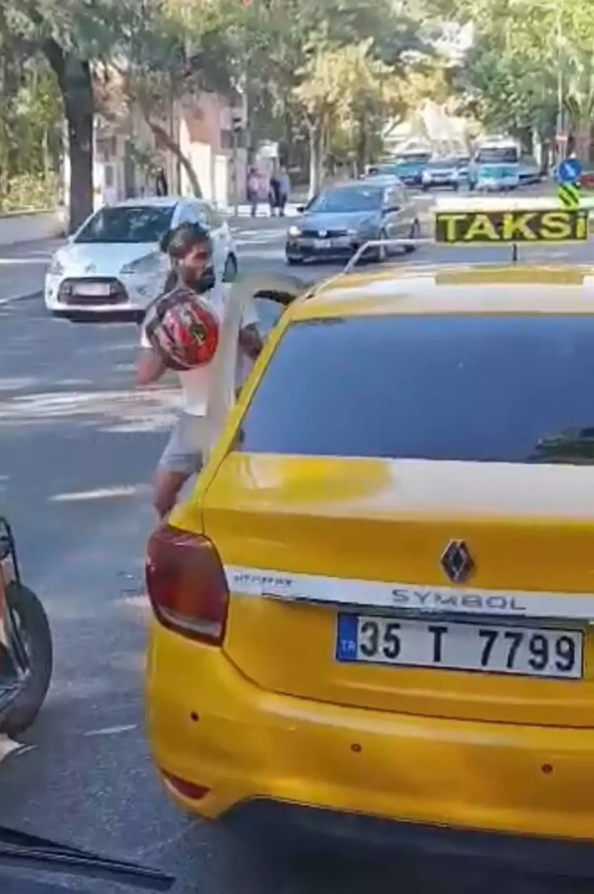 Motosikletli Kurye ile Taksi Şoförü Arasında Kavga Gözlemlendi