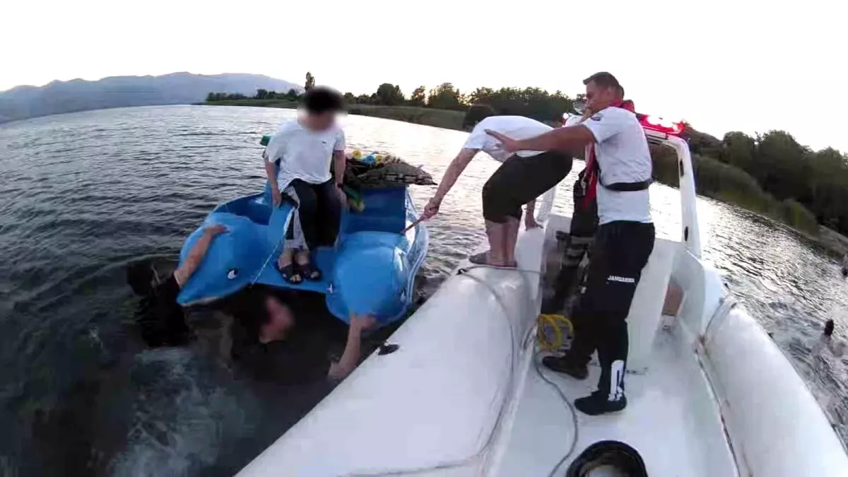 Sapanca Gölü'nde Jandarmadan Zamanında Müdahale: 17 Kişi Kurtarıldı